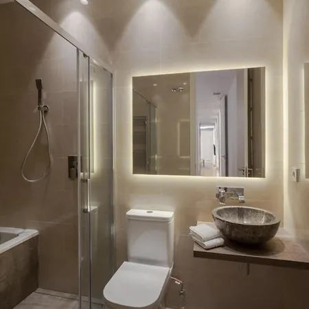 Elegant Retreat In City Center Apartment Rom