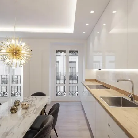 Elegant Retreat In City Center Apartment *